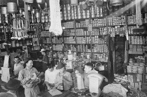 maringá Interior da Casa Aliberti, de Santo e Carlos Aliberti, que comercializava secos e molhados, em 1947