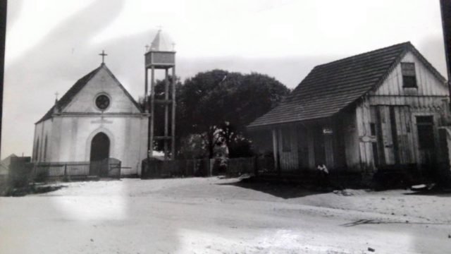 ctba - Igreja do Pilarzinho, ao lado o Basso. Anos 40