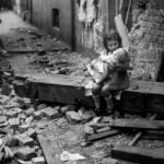 mundial – Menina entre as ruinas de sua casa Londres 1940