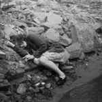 mundial – Mulher chora perante a destruição causada pela 2ª Guerra, Dessau,1945.