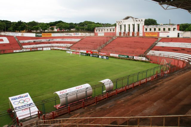 Um estádio construído dentro de uma buracão gigante em Paranavaí, Paraná, nos anos 1990.