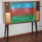Tv a cores celofane colorido
