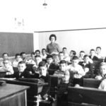 escola – Professora Maria Lourdes Santarnecchi, do antigo Grupo Escolar atual EMEF Senador Flaquer, com seus alunos do 2° ano do curso primário. Foto de 1957