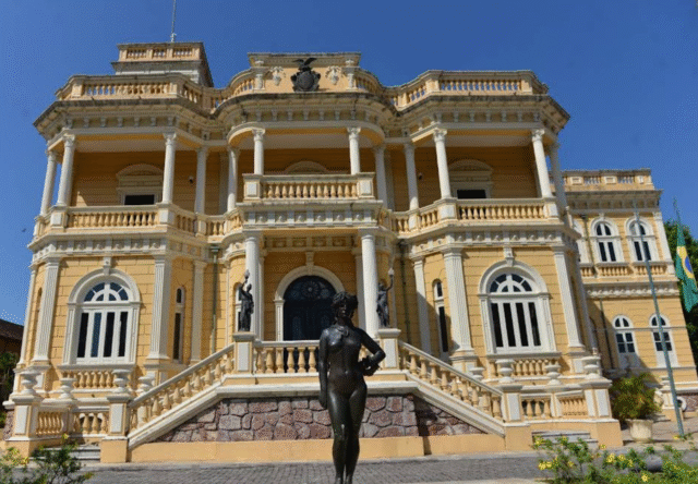 A construção do “Palácio Scholz” no Amazonas